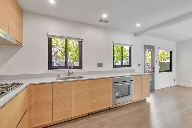 Building Photo - Remodeled Home in near Downtown Mountain View