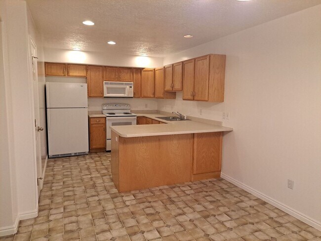 Building Photo - End unit townhome with basement suite!!