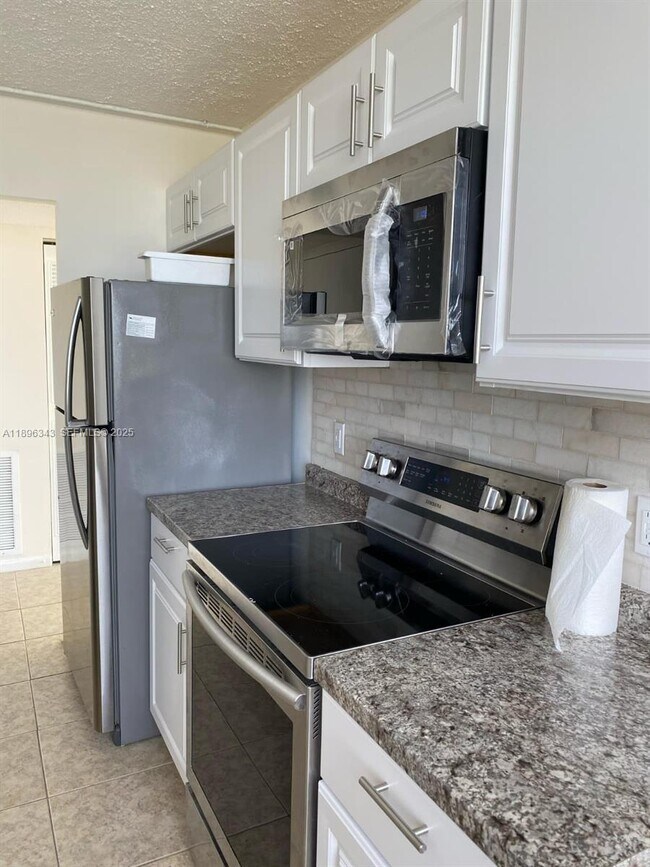 Building Photo - 1200 NE Miami Gardens Dr