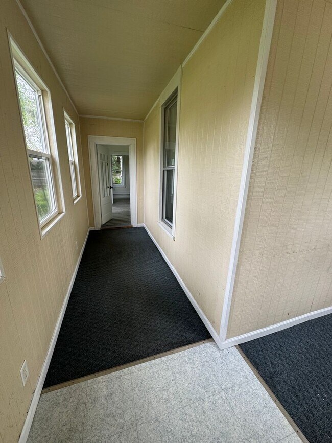 Building Photo - Nice 3-Bedroom Home For Rent in Elkhart