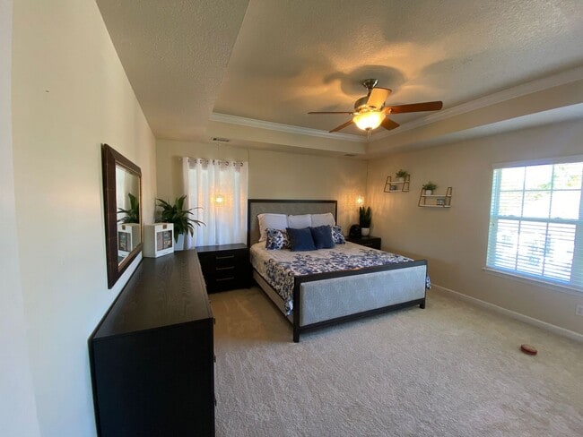 Building Photo - Beautifully Maintained Home in Prime Savannah Location