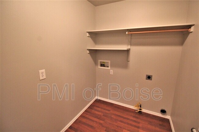 Building Photo - 3300 N Elmstone Ave