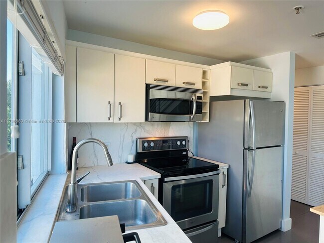 Building Photo - 7700 Collins Ave