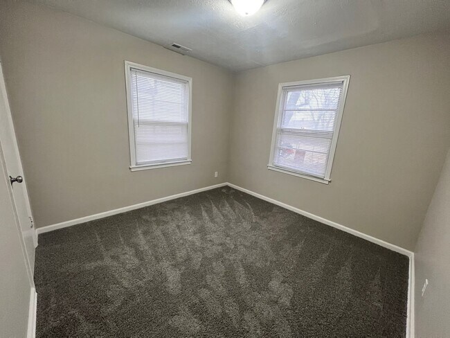 Building Photo - Completely updated 2 Bed/1 bath Home