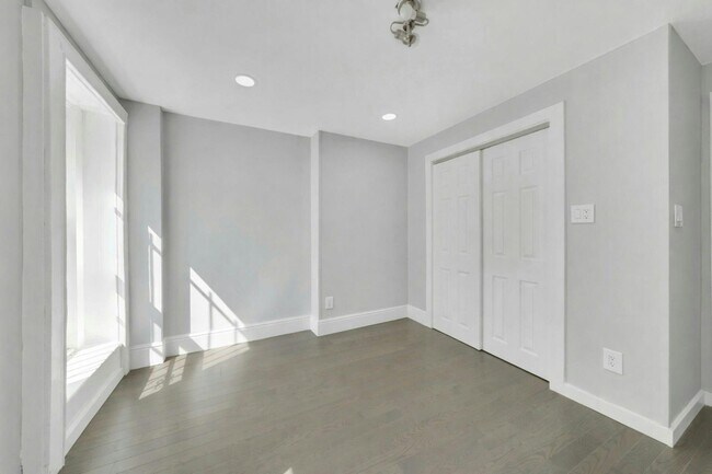 Building Photo - 826 Grand St