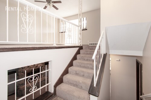 Building Photo - Roomy duplex w/ Finished Lower Level + Fen...