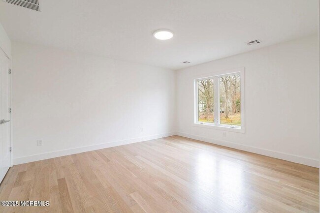 Building Photo - 527 Woodview Rd
