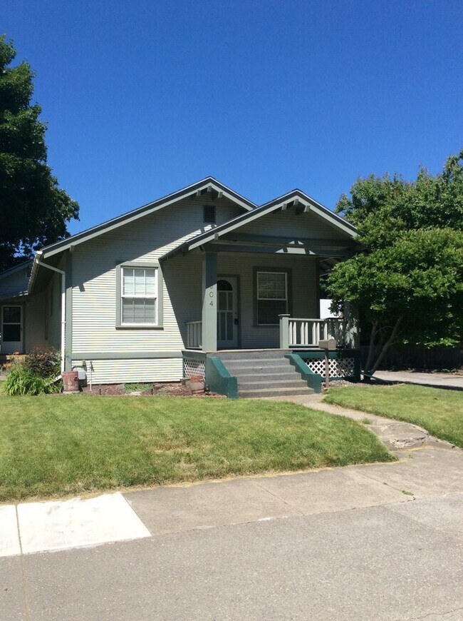 Building Photo - 1304 8th St