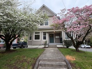 Building Photo - Gorgeous Newly Remodeled Upper Unit in Buckman with Washer/Dryer, A/C