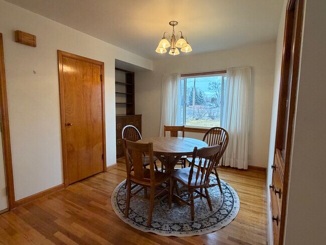 Building Photo - 181 W Custer Ave