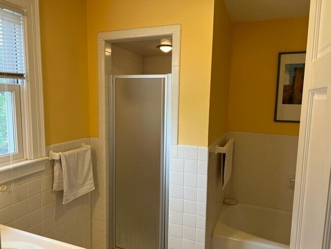 Building Photo - AVAILABLE FOR RENT!!! Well maintained 1 Be...