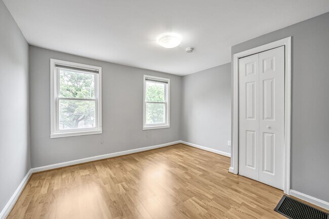 Building Photo - Available Now! 2 Bed / 1 Bath Rowhouse in ...
