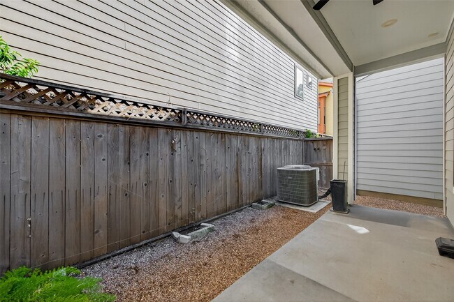 Building Photo - 4402 Schuler St