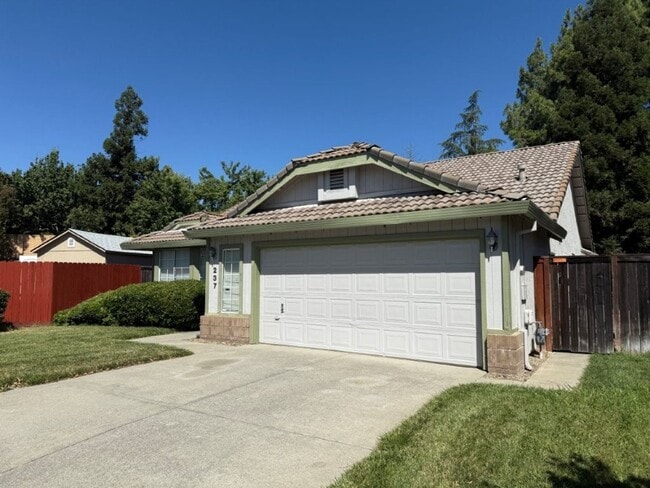 Building Photo - Modern 3 Bedroom 2 Bath One Story Browns Valley Vacaville *Star Rentals