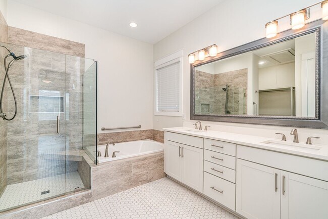 Building Photo - Stunning all one-level home in Hendersonvi...