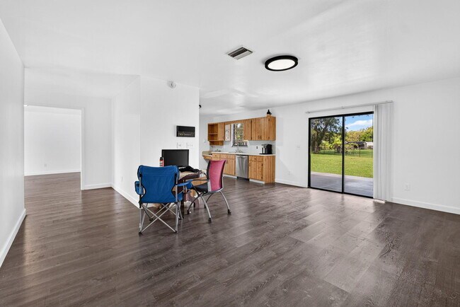 Building Photo - 5989 Coconut Blvd