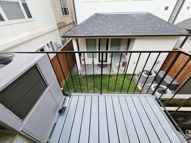 Building Photo - Completely renovated in the heart of Montrose. Spacious 1 bedroom 1 bath condo, upstairs corner u...