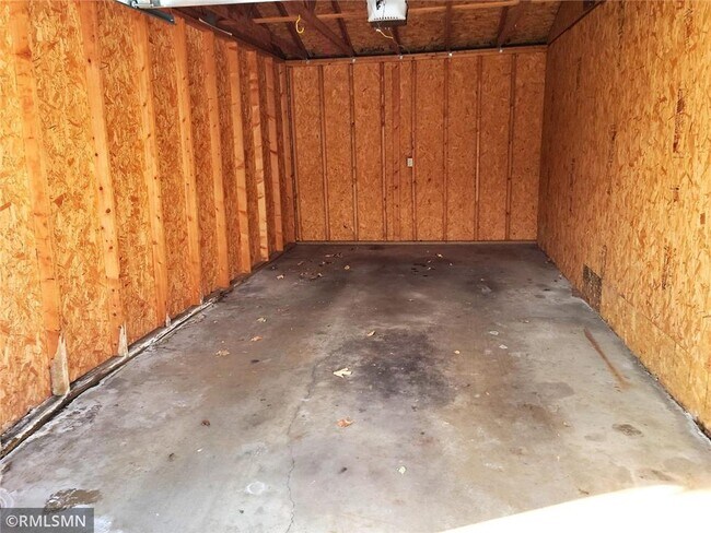 Building Photo - 1285 Bartosh Ln