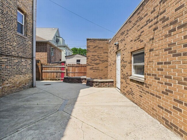 Building Photo - 4338 W Kamerling Ave