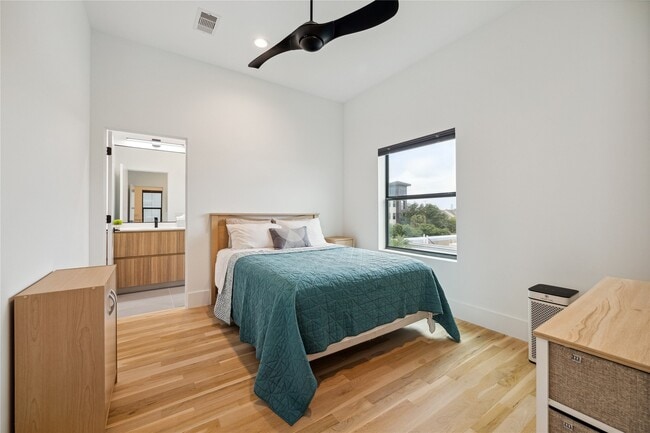 Building Photo - 711 Memorial Heights Dr