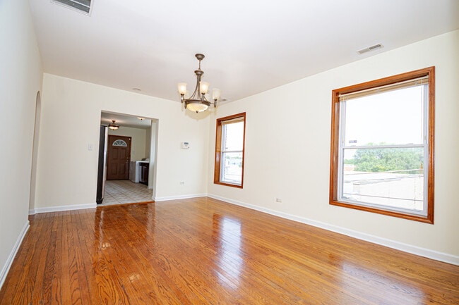 Building Photo - 7554 N Claremont Ave