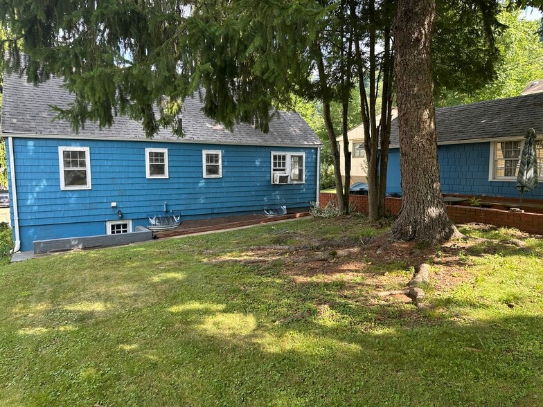 Building Photo - 13 Pallister Rd