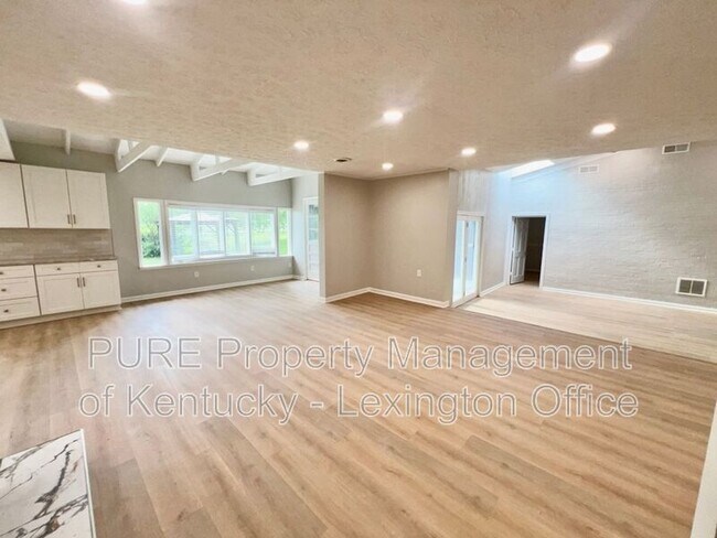 Building Photo - 3520 Combs Ferry Rd