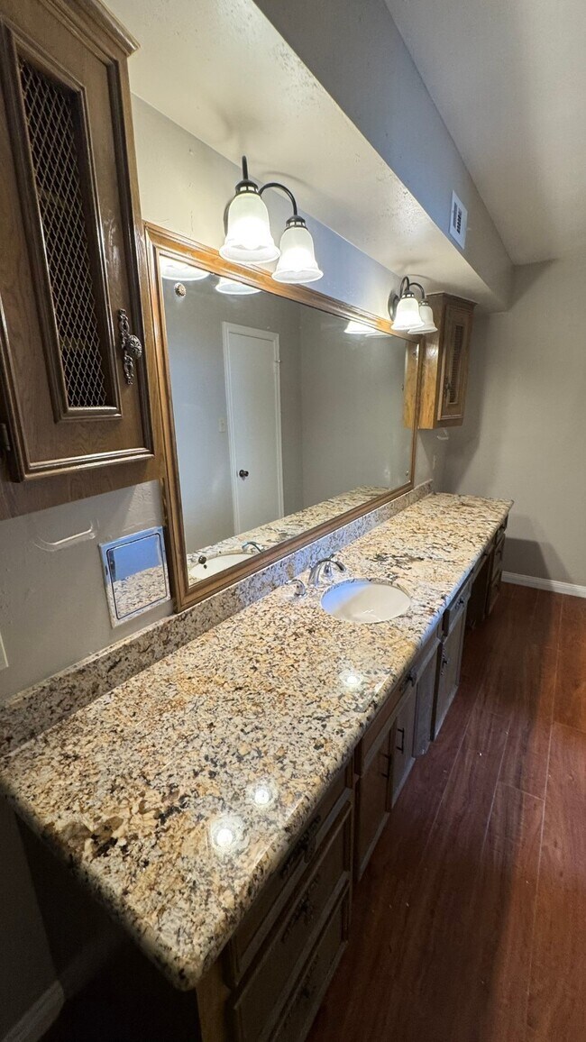 Building Photo - 2607 Bermuda Dunes Dr