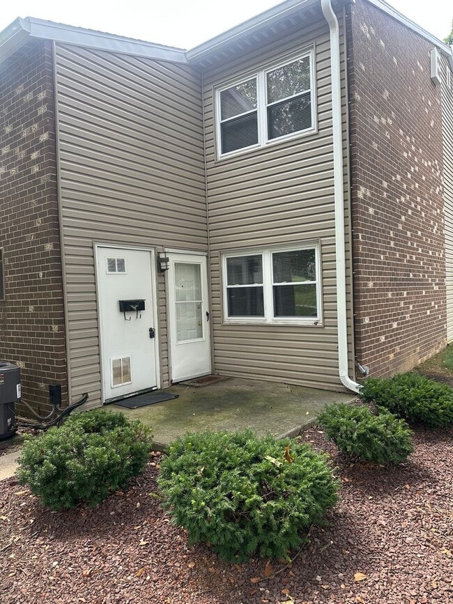 Building Photo - Great Berkshire Estates Condo HEAT INCLUDED