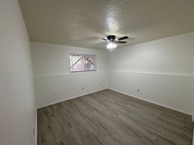 Building Photo - Updated **2 Bedroom | 1.5 Bath | 1-Car Garage Townhome**