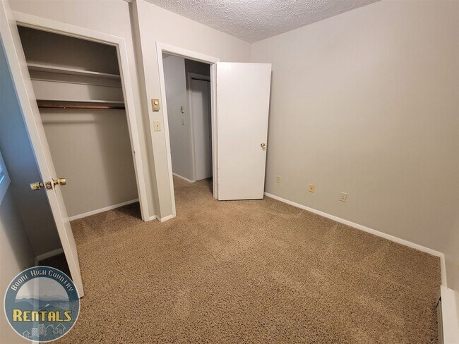 Building Photo - 4bd Upper Unit In Duplex Right Off New Market And Close To ASU