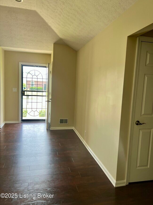 Building Photo - 4901 Hunters Point Cir