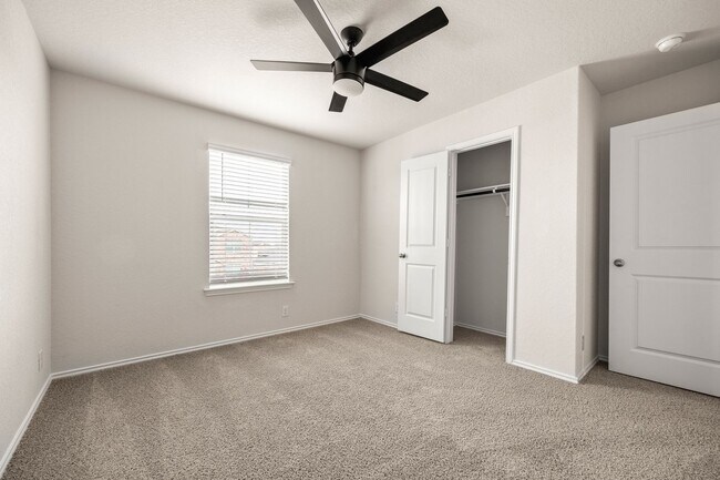 Building Photo - Like New, Open Floorplan, Greenbelt!!!