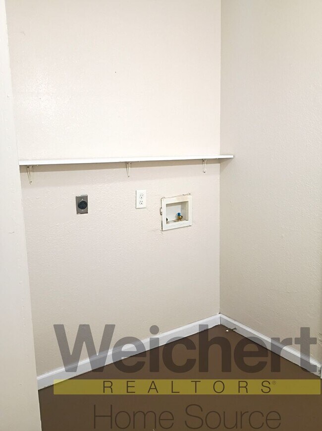 Building Photo - Updated 2-Bedroom with Easy Commute