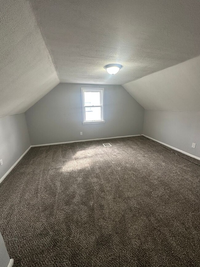 Building Photo - Maple Heights Single Home