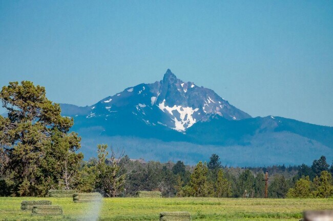 Building Photo - Stunning Tumalo Estate-6 Bed - 7.5 Bath ov...