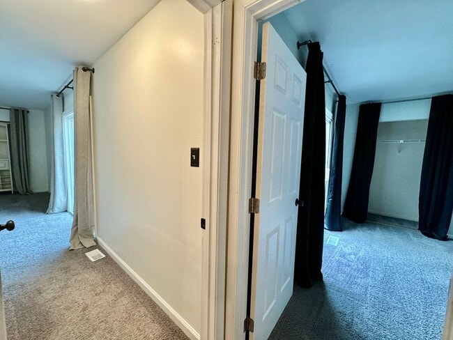 Building Photo - READY 06-11-26!! Fantastic Condo By The Beach! Fenced Patio - All Appliances - Community Pool!