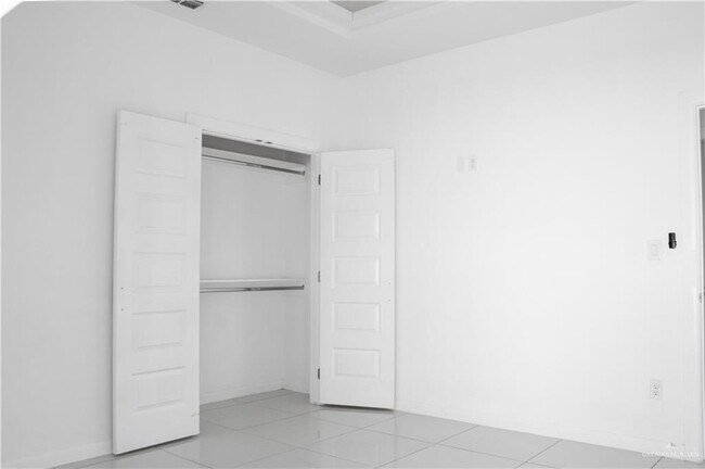 Building Photo - 1600 Angelina Dr