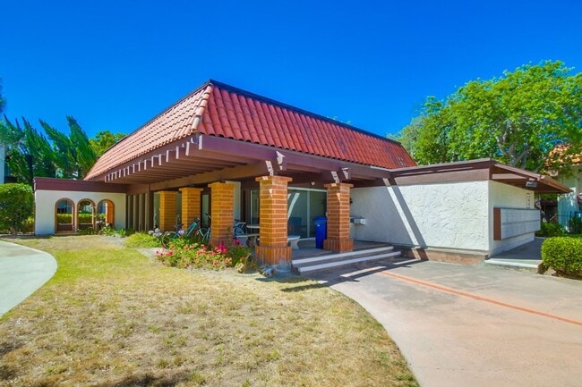 Building Photo - Modern Comfort and Scenic Views in San Car...
