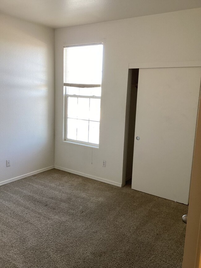 Building Photo - Upstairs Condo Located in the Oak Creek Vi...