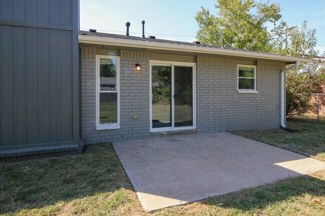 Building Photo - Freshly Remodeled & Ready For You To Call Home!