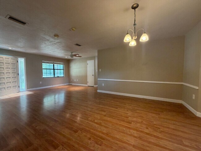 Building Photo - Windward Meadows 3BR/2BA on 1 Acre with Fenced Yard