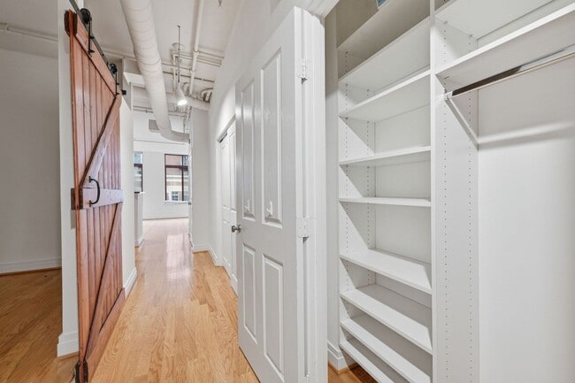 Building Photo - Experience refined urban living in this rarely available one bedroom residence in the coveted Sta...