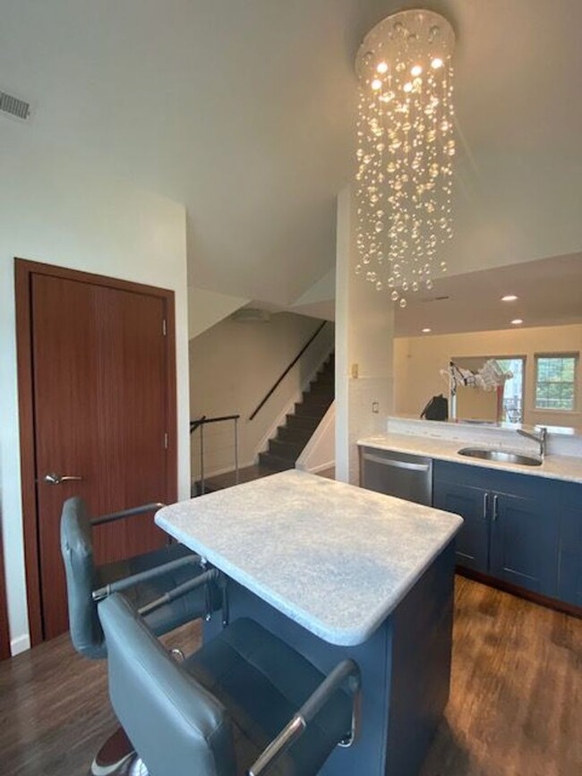 Building Photo - Two Bedroom Three Bathroom Condo in Hollan...