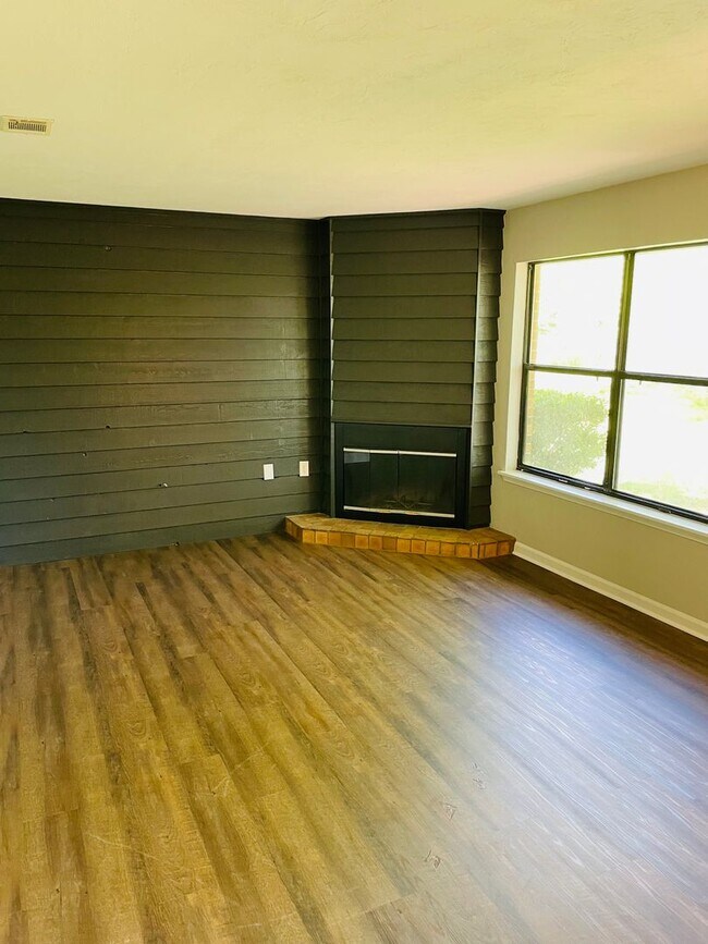 Building Photo - Spacious Duplex just north of I10 and Monroe