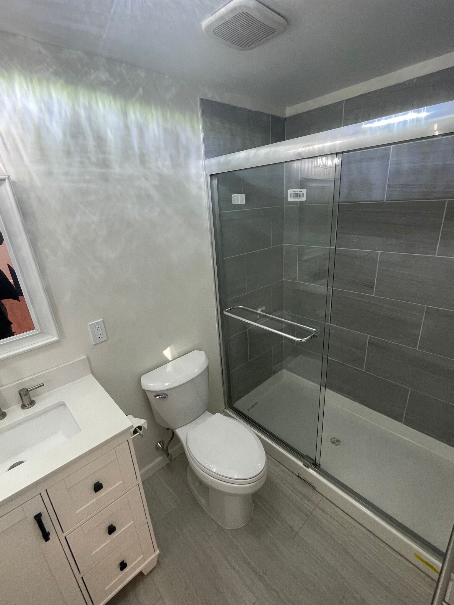 Primary Bathroom - 576 John St