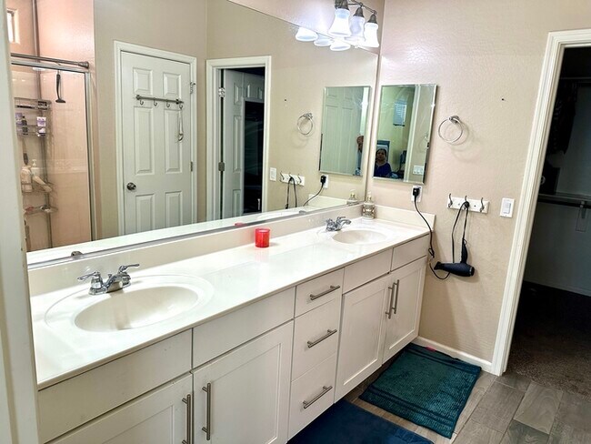 Building Photo - Gorgeous Layton Lakes with pool!
