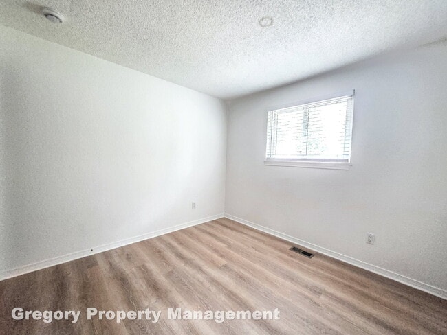 Building Photo - !! $3500 for 18 month lease !!  Private La...