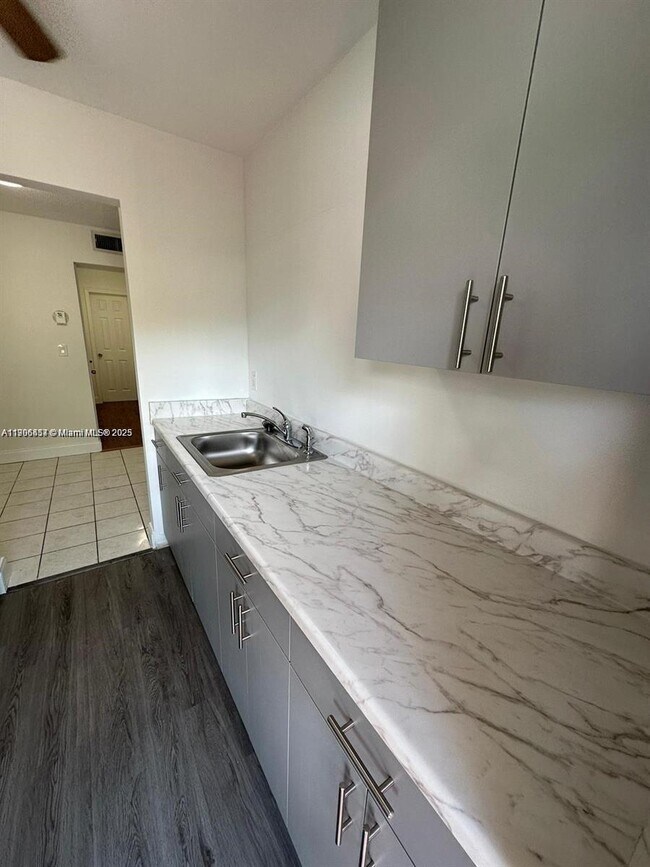 Building Photo - 1830 Cleveland St