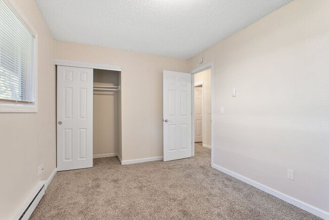 Building Photo - 2 Bedroom townhome with Washer and Dryer INSIDE!